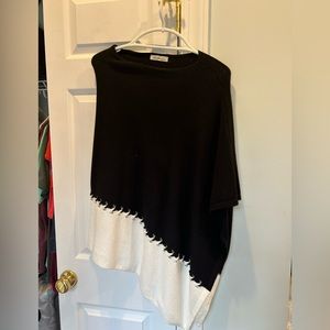 La Fiorentina black and white poncho/sweater/shrug